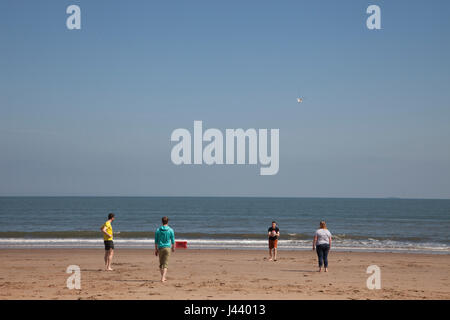 La plage de Portobello, Édimbourg, Royaume-Uni. 9 mai, 2017. Les jeunes aiment jouer à jeu avec balle sur la plage de sable de Portobello à Édimbourg, capitale de l'Ecosse, Grande-Bretagne, Royaume-Uni. Météo : Ciel nuageux au début le long de la côte est, mais ce sera bientôt fin et rompre avec les éclaircies. Chaud et ensoleillé sec grâce à l'après-midi et beaucoup plus chaud que lundi sans la lancinante vent d'EST. Crédit : Gabriela Antosova/Alamy Live News Banque D'Images