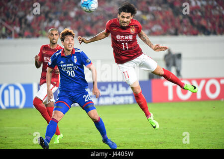 Guangzhou, la province chinoise du Guangdong. 9 mai, 2017. Ricardo Goulart (R) de la Chine Guangzhou Evergrande FC marque pendant la journée 6 match contre la Corée du Sud Suwon Samsung Bluewings lors de la Ligue des Champions de l'AFC 2017 à Guangzhou, capitale du sud de la province chinoise du Guangdong, le 9 mai 2017. Credit : Liu Dawei/Xinhua/Alamy Live News Banque D'Images