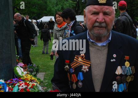 Londres, Royaume-Uni. 9 mai, 2017. Imperial War Museum. Les civils et anciens combattants de guerre célèbrent la fin de la guerre en Europe contre le fascisme, Hitler Crédit : Philip Robins/Alamy Live News Banque D'Images