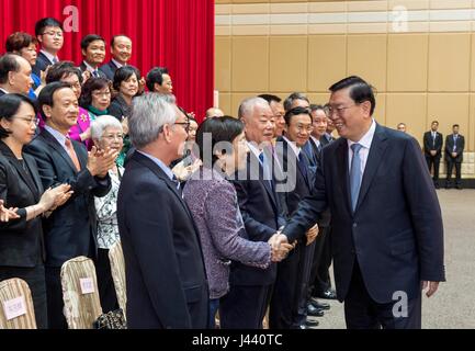 Macao, Chine. 9 mai, 2017. Zhang Dejiang (R, avant), président du Comité permanent du Congrès National du Peuple, serre la main avec des représentants de tous les milieux de vie dans la Région administrative spéciale de Macao, Chine du sud, le 9 mai 2017. Zhang a participé à un colloque avec plus de 150 représentants de tous les milieux de vie à Macao le mardi. Crédit : Li Xueren/Xinhua/Alamy Live News Banque D'Images