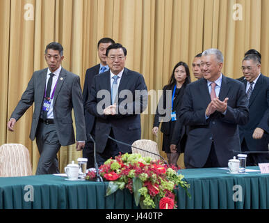 Macao, Chine. 9 mai, 2017. Zhang Dejiang (3L), président du Comité permanent du Congrès National du Peuple, assiste à un symposium avec plus de 150 représentants de tous les milieux de vie dans la Région administrative spéciale de Macao, Chine du sud, le 9 mai 2017. Crédit : Li Xueren/Xinhua/Alamy Live News Banque D'Images