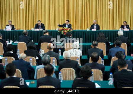 Macao, Chine. 9 mai, 2017. Zhang Dejiang (C, arrière), président du Comité permanent du Congrès National du Peuple, parle à un symposium qui a réuni des représentants de tous les milieux de vie dans la Région administrative spéciale de Macao, Chine du sud, le 9 mai 2017. Zhang a participé à un colloque avec plus de 150 représentants de tous les milieux de vie à Macao le mardi. Credit : Cheong Kam Ka/Xinhua/Alamy Live News Banque D'Images