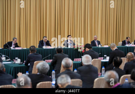 Macao, Chine. 9 mai, 2017. Zhang Dejiang (C, arrière), président du Comité permanent du Congrès National du Peuple, parle à un symposium qui a réuni des représentants de tous les milieux de vie dans la Région administrative spéciale de Macao, Chine du sud, le 9 mai 2017. Zhang a participé à un colloque avec plus de 150 représentants de tous les milieux de vie à Macao le mardi. Crédit : Li Xueren/Xinhua/Alamy Live News Banque D'Images