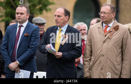 Londres, 9 mai 2017, Neil Coyle, du travail candidat et Rt Hon Sir Simon Hughes candidats libéraux démocrates pour Bermondsey et vieux Southwark, Son Excellence le Dr Alexandre Yakovenko Ambasasador Russioan de la Russie soviétique à la London Memorial, Acte du souvenir marquant 72e anniversaire de la victoire des alliés sur le Fascisme Crédit : Ian Davidson/Alamy Live News Banque D'Images