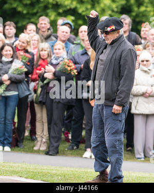 Londres, Royaume-Uni. 9 mai, 2017. Manuel Moreno de la Brigade internationale Memorial Trust donne un salut h au Mémorial soviétique Londres, Acte du souvenir marquant 72e anniversaire de la victoire des alliés sur le Fascisme Crédit : Ian Davidson/Alamy Live News Banque D'Images