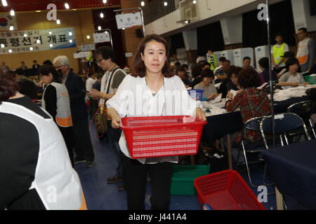 Séoul, Corée du Sud. 9 mai, 2017. Le personnel travaille sur les bulletins de comptage dans un bulletin de center à Séoul, Corée du Sud, le 9 mai 2017. Credit : Lee Sang-ho/Xinhua/Alamy Live News Banque D'Images