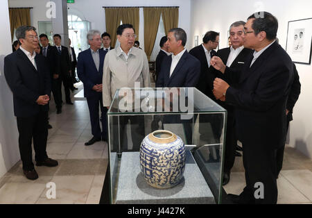 Macao, Chine. 9 mai, 2017. Zhang Dejiang, président du Comité permanent de l'Assemblée populaire nationale (APN), visite le Musée Maisons Taipa dans la Région administrative spéciale de Macao, Chine du sud, le 9 mai 2017. Zhang a inspecté la construction du pont Hong Kong-Zhuhai-Macao et a visité un centre d'aide familiale et d'un musée d'apprendre l'existence des sections locales dans la RAS de Macao, mardi. Credit : Pang Xinglei/Xinhua/Alamy Live News Banque D'Images