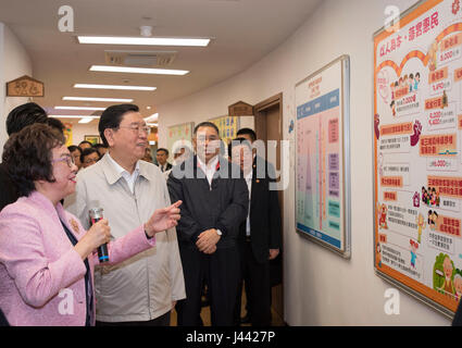 Macao, Chine. 9 mai, 2017. Zhang Dejiang (2L, à l'avant), président du Comité permanent de l'Assemblée populaire nationale (APN), de l'abondance joie 'visites' Centre de soutien des familles de l'Association générale des femmes de Macao en région administrative spéciale de Macao, Chine du sud, le 9 mai 2017. Zhang a inspecté la construction du pont Hong Kong-Zhuhai-Macao et a visité un centre d'aide familiale et d'un musée d'apprendre l'existence des sections locales dans la RAS de Macao, mardi. Crédit : Li Xueren/Xinhua/Alamy Live News Banque D'Images