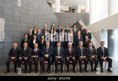 Macao, Chine. 9 mai, 2017. Zhang Dejiang (C, avant), président du Comité permanent de l'Assemblée populaire nationale (APN), pose pour une photo de groupe avec des représentants des juges et des procureurs de la Cour de dernière instance en région administrative spéciale de Macao, Chine du sud, le 9 mai 2017. Crédit : Li Xueren/Xinhua/Alamy Live News Banque D'Images