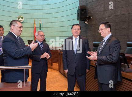 Macao, Chine. 9 mai, 2017. Zhang Dejiang (2e R), président du Comité permanent de l'Assemblée populaire nationale (APN), visites de la Cour d'appel finale en région administrative spéciale de Macao, Chine du sud, le 9 mai 2017. Crédit : Li Xueren/Xinhua/Alamy Live News Banque D'Images