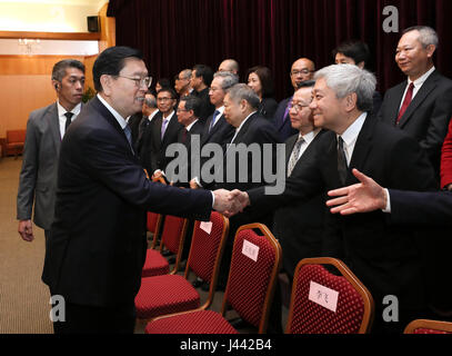 Macao, Chine. 9 mai, 2017. Zhang Dejiang (L, avant), président du Comité permanent de l'Assemblée populaire nationale (APN), serre la main avec les législateurs à l'Assemblée législative, à la Région administrative spéciale de Macao, Chine du sud, le 9 mai 2017. Credit : Pang Xinglei/Xinhua/Alamy Live News Banque D'Images