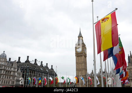 Londres, Royaume-Uni. 9 mai, 2017. Drapeaux pour les 27 Etats membres de l'voler autour de la place du Parlement, Westminster, Londres, sur la Journée de l'Europe, tenue le 9 mai chaque année pour célébrer la paix et l'unité en Europe. Il marque l'anniversaire de la "déclaration Schuman" qui est considérée comme le début de ce qui est maintenant l'Union européenne Credit : Isabel Infantes/Alamy Live News Banque D'Images