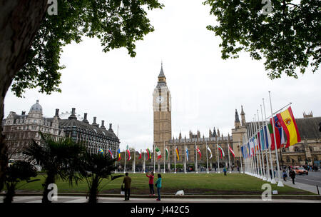 Londres, Royaume-Uni. 9 mai, 2017. Drapeaux pour les 27 Etats membres de l'voler autour de la place du Parlement, Westminster, Londres, sur la Journée de l'Europe, tenue le 9 mai chaque année pour célébrer la paix et l'unité en Europe. Il marque l'anniversaire de la "déclaration Schuman" qui est considérée comme le début de ce qui est maintenant l'Union européenne Credit : Isabel Infantes/Alamy Live News Banque D'Images