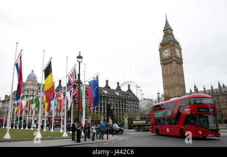 Londres, Royaume-Uni. 9 mai, 2017. Drapeaux pour les 27 Etats membres de l'voler autour de la place du Parlement, Westminster, Londres, sur la Journée de l'Europe, tenue le 9 mai chaque année pour célébrer la paix et l'unité en Europe. Il marque l'anniversaire de la "déclaration Schuman" qui est considérée comme le début de ce qui est maintenant l'Union européenne Credit : Isabel Infantes/Alamy Live News Banque D'Images