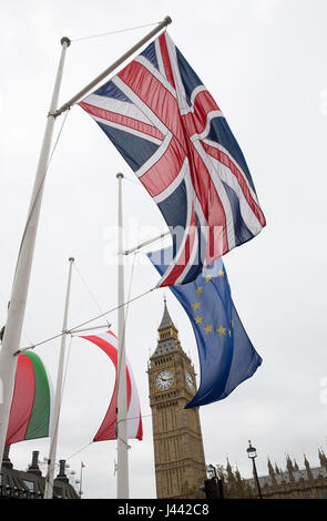 Londres, Royaume-Uni. 9 mai, 2017. Drapeaux pour les 27 Etats membres de l'voler autour de la place du Parlement, Westminster, Londres, sur la Journée de l'Europe, tenue le 9 mai chaque année pour célébrer la paix et l'unité en Europe. Il marque l'anniversaire de la "déclaration Schuman" qui est considérée comme le début de ce qui est maintenant l'Union européenne Credit : Isabel Infantes/Alamy Live News Banque D'Images