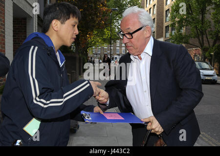 Londres, Royaume-Uni. 9 mai, 2017. Simon Callow avec un ventilateur. Stars et célébrités arrive pour le théâtre du parc à thème VIP 1950 4e anniversaire de Gala de Madame Rubinstein, avec Miriam Margolyes. Credit : Dinendra Haria/Alamy Live News Banque D'Images