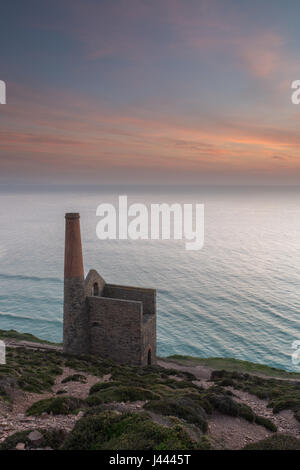 Cornwall, UK. 09 mai 2017. Météo britannique. Le soleil se couche derrière le moteur d'Towanroath tin mine chambre un jour où la température atteint les adolescents. Crédit : Andrew Plummer/Alamy Live News Banque D'Images