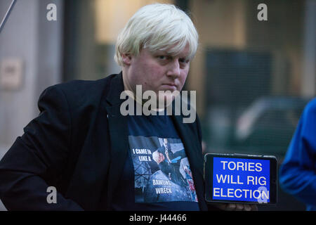 Londres, Royaume-Uni. 9 mai, 2017. Un sosie d'Boris Johnson parmi les militants pro-UE qui protestaient devant le nouveau BBC Broadcasting House à l'occasion d'une comparution d'un spectacle de premier ministre Theresa Mai et son mari Philippe. Credit : Mark Kerrison/Alamy Live News Banque D'Images