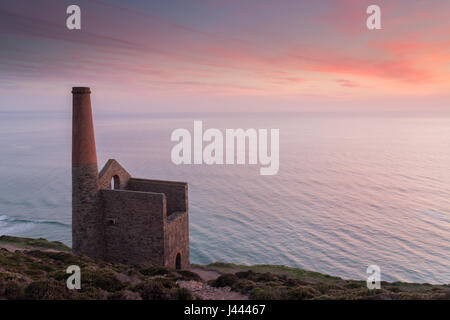 Cornwall, UK. 09 mai 2017. Météo britannique. Le soleil se couche derrière le moteur d'Towanroath tin mine chambre un jour où la température atteint les adolescents. Crédit : Andrew Plummer/Alamy Live News Banque D'Images