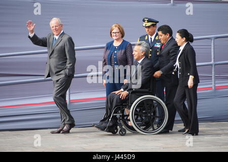 Lima, Pérou. 9 mai, 2017. Pedro Pablo Kuczynski (L), président du Pérou, et sa femme Nabcy Lange (C), reçu Lénine Moreno ( fauteuil roulant), le président élu de l'Équateur : Crédit Agence de presse Fotoholica/Alamy Live News Banque D'Images