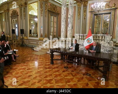 Lima, Pérou, le 9 mai 2017. Lenin Moreno (L) et Pedro Pablo Kuczynski (R) de donner une conférence de presse au Palais du Gouvernement. Moreno, président élu de l'Équateur, est en visite au Pérou : Crédit Agence de presse Fotoholica/Alamy Live News Banque D'Images