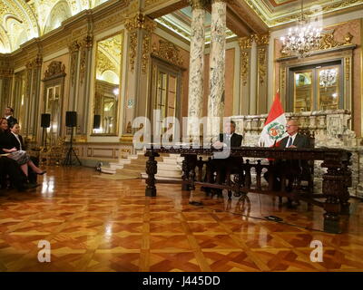 Lima, Pérou. 9 mai, 2017. Lenin Moreno (L) et Pedro Pablo Kuczynski (R) de donner une conférence de presse au Palais du Gouvernement. Moreno, président élu de l'Équateur, est en visite au Pérou : Crédit Agence de presse Fotoholica/Alamy Live News Banque D'Images