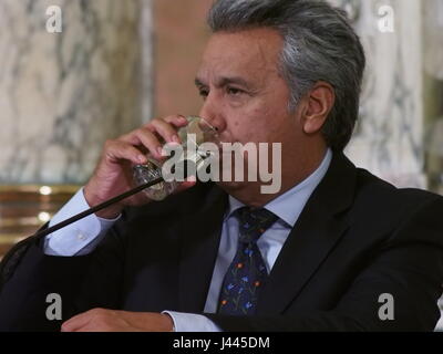 Lima, Pérou. 9 mai, 2017. Lenin Moreno, président élu de l'Equateur, de boire un verre d'eau, sur une visite au Pérou. Credit : Agence de presse Fotoholica/Alamy Live News Banque D'Images