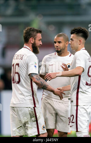 Milan, Italie. 7 mai, 2017. (L-R) Daniele De Rossi, Bruno Peres, Stephan El Shaarawy (Roma) Football/soccer : Daniele De Rossi de AS Roma célèbre après avoir marqué leur 4ème but pendant l'Italien 'Serie' un match entre l'AC Milan 1-4 AS Roma au Stadio Giuseppe Meazza de Milan, Italie . Credit : Maurizio Borsari/AFLO/Alamy Live News Banque D'Images