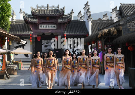 Hanzhong, Chine, Province du Shaanxi. 8 mai, 2017. Acresses à pied sur une route à Zhuge Vieille Ville de Hanzhong City, dans le nord-ouest de la Chine, dans la province de Shaanxi, du 8 mai 2017. Hanzhong est la ville natale de l'ancien général chinois Zhang Qian, qui a ouvert une route de commerce maintenant connue sous le nom de la route de la soie quelque 2 100 ans. Credit : Tao Ming/Xinhua/Alamy Live News Banque D'Images