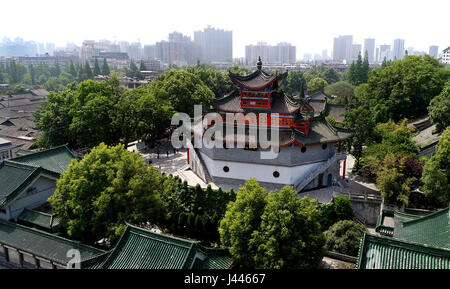 Hanzhong. 8 mai, 2017. Photo prise le 8 mai 2017, montre un ancien bâtiment dans la ville de Hanzhong, Province de Shaanxi en Chine du nord-ouest. Hanzhong est la ville natale de l'ancien général chinois Zhang Qian, qui a ouvert une route de commerce maintenant connue sous le nom de la route de la soie quelque 2 100 ans. Credit : Tao Ming/Xinhua/Alamy Live News Banque D'Images