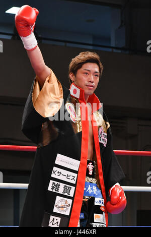 Tokyo, Japon. 13 avr, 2017. Masayuki Ito (JPN) Boxing : Masayuki Ito du Japon entre dans l'anneau avant la WBO Asia Pacific super featherweight title bout au Korakuen Hall de Tokyo, au Japon . Credit : Hiroaki Yamaguchi/AFLO/Alamy Live News Banque D'Images