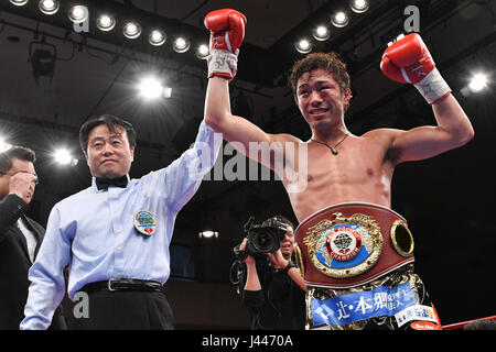 Tokyo, Japon. 13 avr, 2017. (R-L) Masayuki Ito (JPN), Katsuhiko Nakamura (arbitre) Boxing : Masayuki Ito du Japon célèbre avec sa ceinture de champion après avoir remporté le super-plume WBO Asia Pacific title bout au Korakuen Hall de Tokyo, au Japon . Credit : Hiroaki Yamaguchi/AFLO/Alamy Live News Banque D'Images