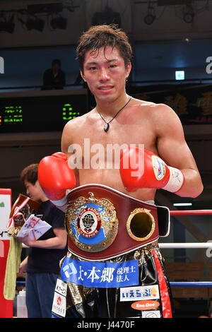 Tokyo, Japon. 13 avr, 2017. Masayuki Ito (JPN) Boxing : Masayuki Ito du Japon pose avec sa ceinture de champion après avoir remporté le super-plume WBO Asia Pacific title bout au Korakuen Hall de Tokyo, au Japon . Credit : Hiroaki Yamaguchi/AFLO/Alamy Live News Banque D'Images