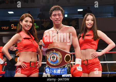 Tokyo, Japon. 13 avr, 2017. Masayuki Ito (JPN) Boxing : Masayuki Ito du Japon pose avec sa ceinture de champion après avoir remporté le super-plume WBO Asia Pacific title bout au Korakuen Hall de Tokyo, au Japon . Credit : Hiroaki Yamaguchi/AFLO/Alamy Live News Banque D'Images