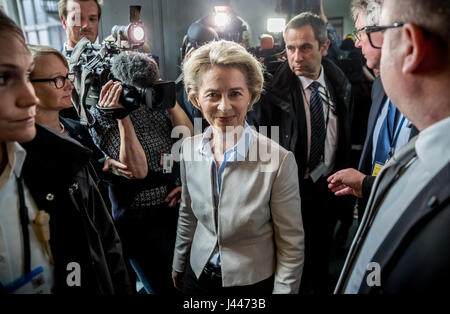 Berlin, Allemagne. 10 mai, 2017. Le ministre allemand de la défense, Ursula von der Leyen (CDU) arrive à répondre aux questions d'un comité spécial de la défense dans le Bundestag allemand à Berlin, Allemagne, 10 mai 2017. Les parlementaires sont la convocation dans le cadre d'enquêtes portant sur les activités d'un présumé terroriste d'extrême-droite dans l'armée allemande. Photo : Michael Kappeler/dpa/Alamy Live News Banque D'Images