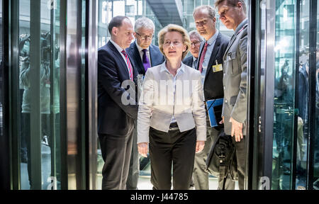 Berlin, Allemagne. 10 mai, 2017. Le ministre allemand de la défense, Ursula von der Leyen (CDU) arrive à répondre aux questions d'un comité spécial de la défense dans le Bundestag allemand à Berlin, Allemagne, 10 mai 2017. Les parlementaires sont la convocation dans le cadre d'enquêtes portant sur les activités d'un présumé terroriste d'extrême-droite dans l'armée allemande. Photo : Michael Kappeler/dpa/Alamy Live News Banque D'Images