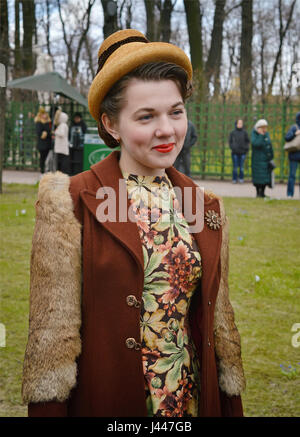 Saint-pétersbourg, Russie. 9 mai, 2017. Le modèle est habillé en robe de printemps de 1940, à un spectacle rétro dans le jardin d'été à Saint-Pétersbourg à l'occasion de la célébration de la fête de la victoire. Banque D'Images