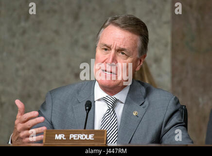 États-unis Le sénateur David Perdue (républicain de Géorgie) questions Ministère de la défense des personnes nommées comme ils témoignent sur leurs candidatures avant la commission des forces armées du Sénat sur la colline du Capitole à Washington, DC, le 9 mai 2017. Credit : Ron Sachs/CNP /MediaPunch Banque D'Images