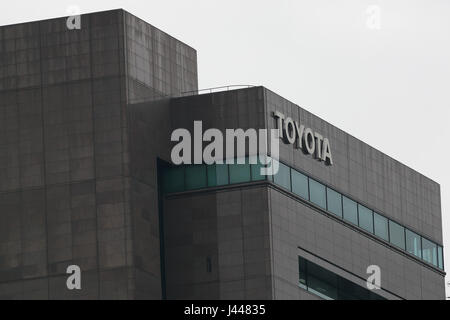 Tokyo, Japon. 10 mai, 2017. Une pancarte de Toyota Motor Corp. sur l'affichage à l'extérieur de son siège social le 10 mai 2017, Tokyo, Japon. Toyota Motor Corp. a annoncé ses résultats financiers annuels pour l'exercice terminé le 31 mars 2017. Les résultats, les bénéfices de l'automne pour la première fois en cinq ans. Credit : Rodrigo Reyes Marin/AFLO/Alamy Live News Banque D'Images