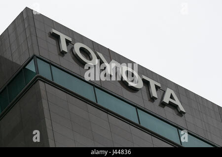 Tokyo, Japon. 10 mai, 2017. Une pancarte de Toyota Motor Corp. sur l'affichage à l'extérieur de son siège social le 10 mai 2017, Tokyo, Japon. Toyota Motor Corp. a annoncé ses résultats financiers annuels pour l'exercice terminé le 31 mars 2017. Les résultats, les bénéfices de l'automne pour la première fois en cinq ans. Credit : Rodrigo Reyes Marin/AFLO/Alamy Live News Banque D'Images