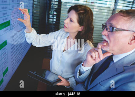 Couple d'affaires à l'aide de l'écran à la réunion Banque D'Images