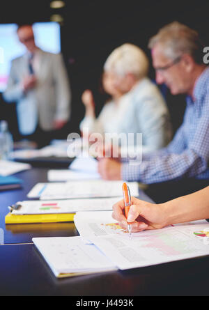 Personne d'affaires doing paperwork Banque D'Images