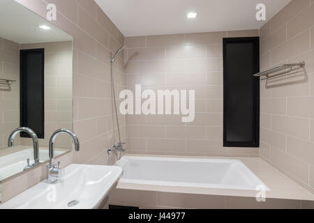 Salle de bains moderne avec douche et baignoire Banque D'Images