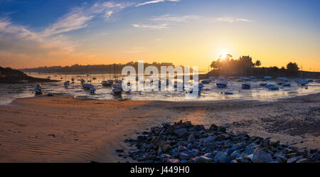 Voiliers à marée basse et le coucher du soleil sur la plage de St Briac près de St Malo, Bretagne, France Banque D'Images