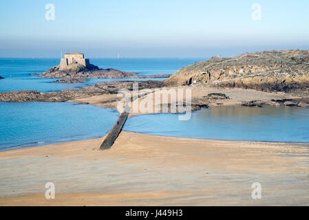 Être Grand et Petit îles à marée basse à Saint Malo, Bretagne, France Banque D'Images