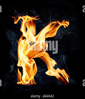 Lettre K. du feu et de la fumée sur l'alphabet fond noir Banque D'Images