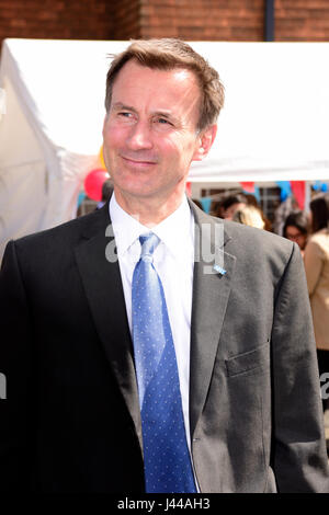 Le député conservateur et secrétaire d'État à la santé Jeremy Hunt assistant à l'ouverture d'une nouvelle santé conseil, Farnham, Surrey, Royaume-Uni. Banque D'Images