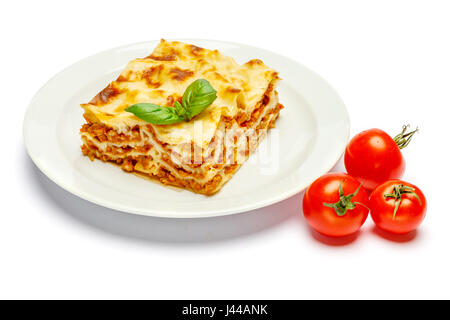 Portion de lasagne savoureux isolated on white Banque D'Images