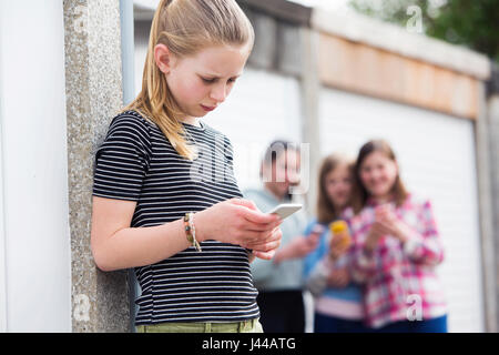 Pre teen girl intimidé par message texte Banque D'Images