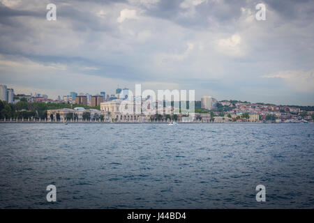 Vue sur le palais de Dolmabahce du Bosphore, Istanbul, Turquie Banque D'Images